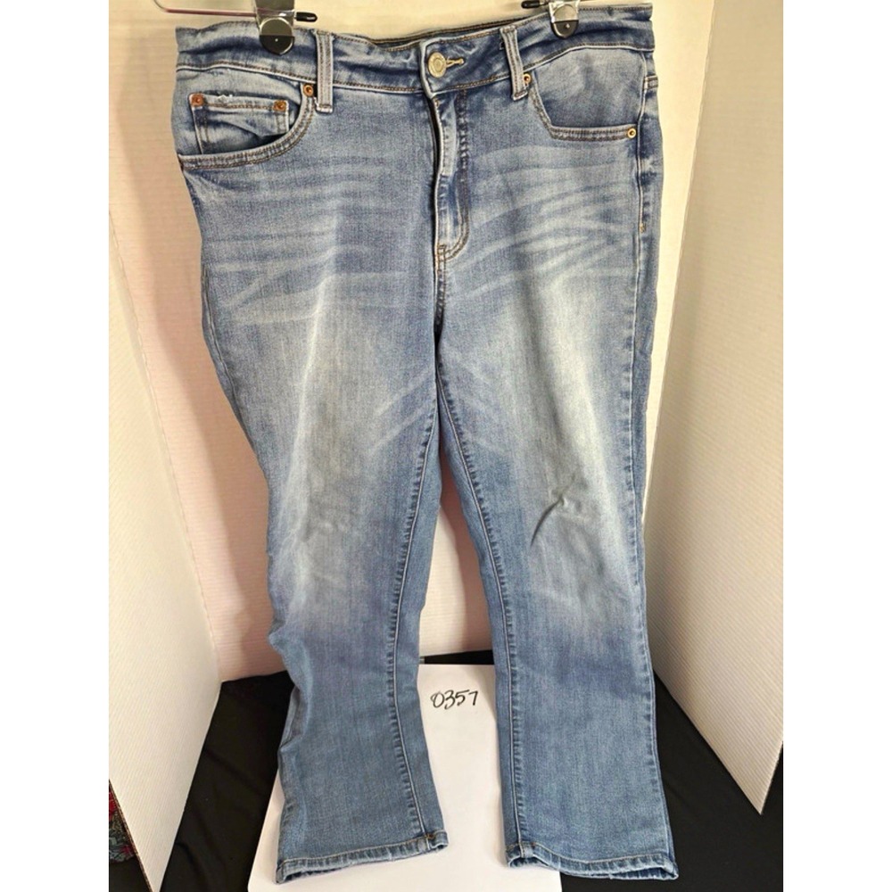 Time and Tru Women's 12 Regular Mid Rise Straight Light Wash Blue Jeans Stretch